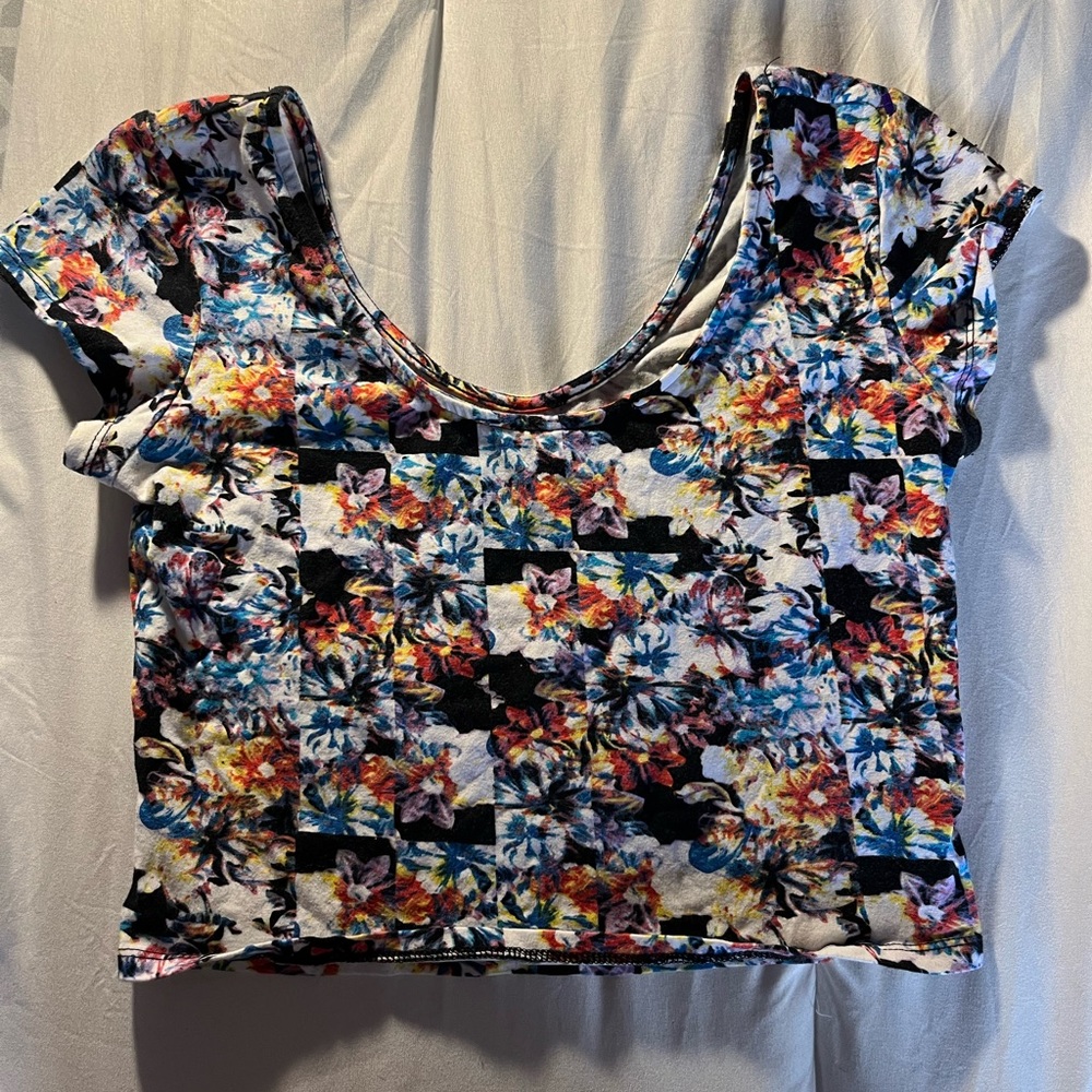 Cropped t-shirt with a cute checkered pattern flower design